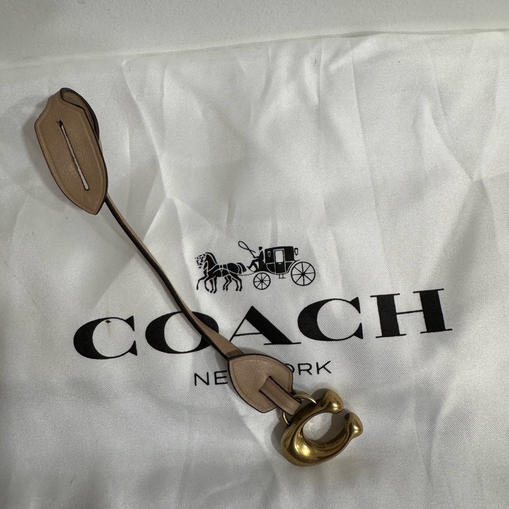 Coach Leather Hangtag Key Fob Bag Charm – Nude/Beige & Brass - Picture 3 of 6